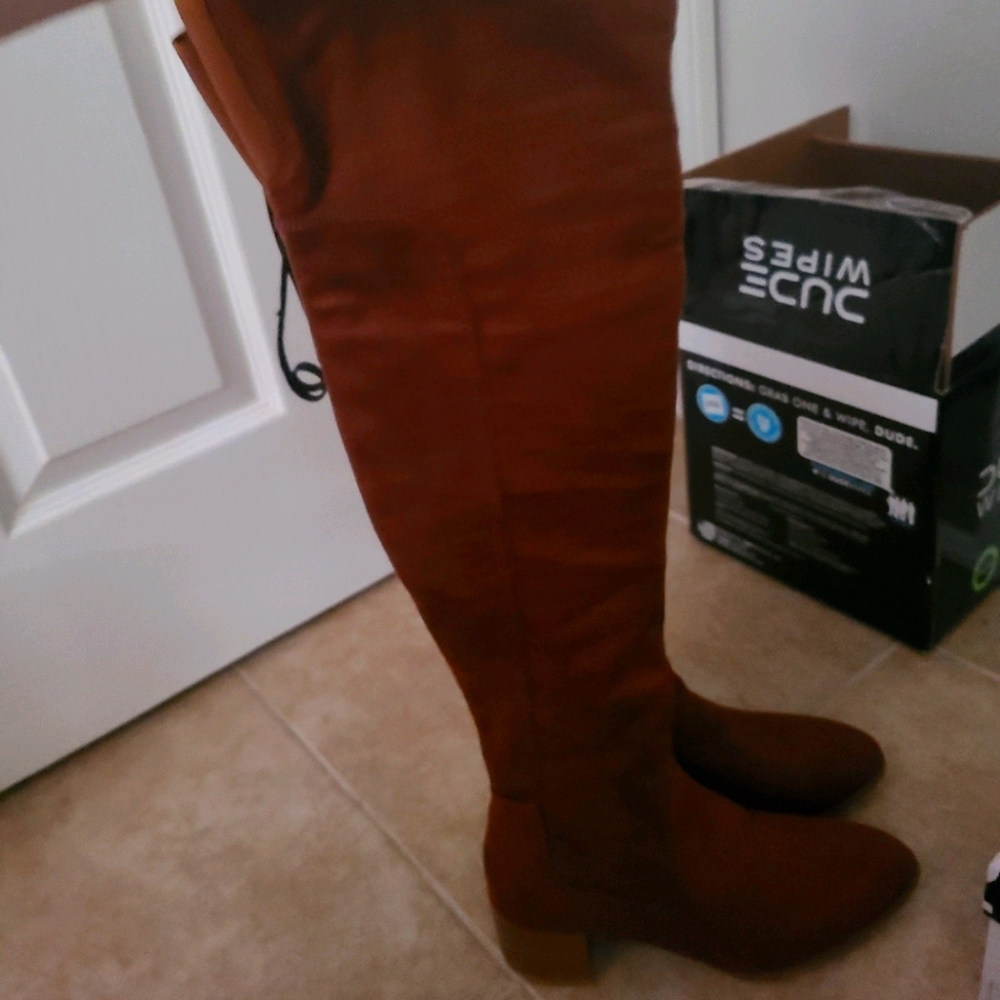 Knee high boots with pointed toe